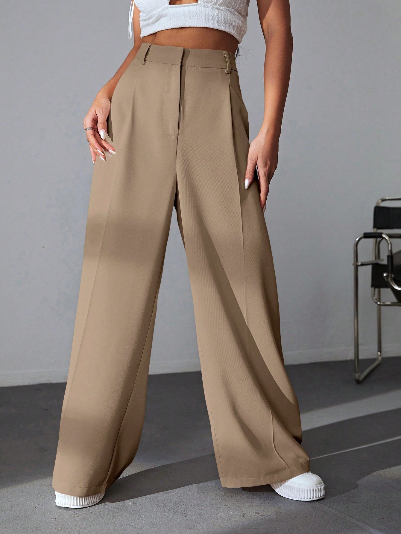 High-Waist Pleated Trousers – Wide-Leg Black Office Chic
