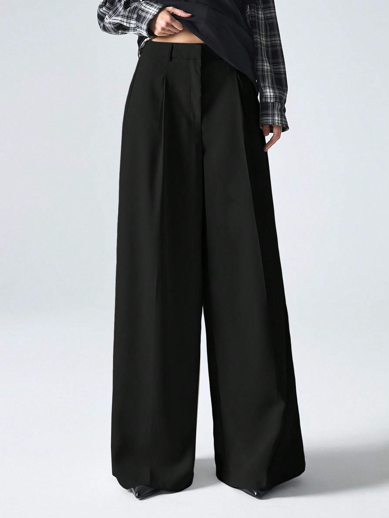 High-Waist Pleated Trousers – Wide-Leg Black Office Chic