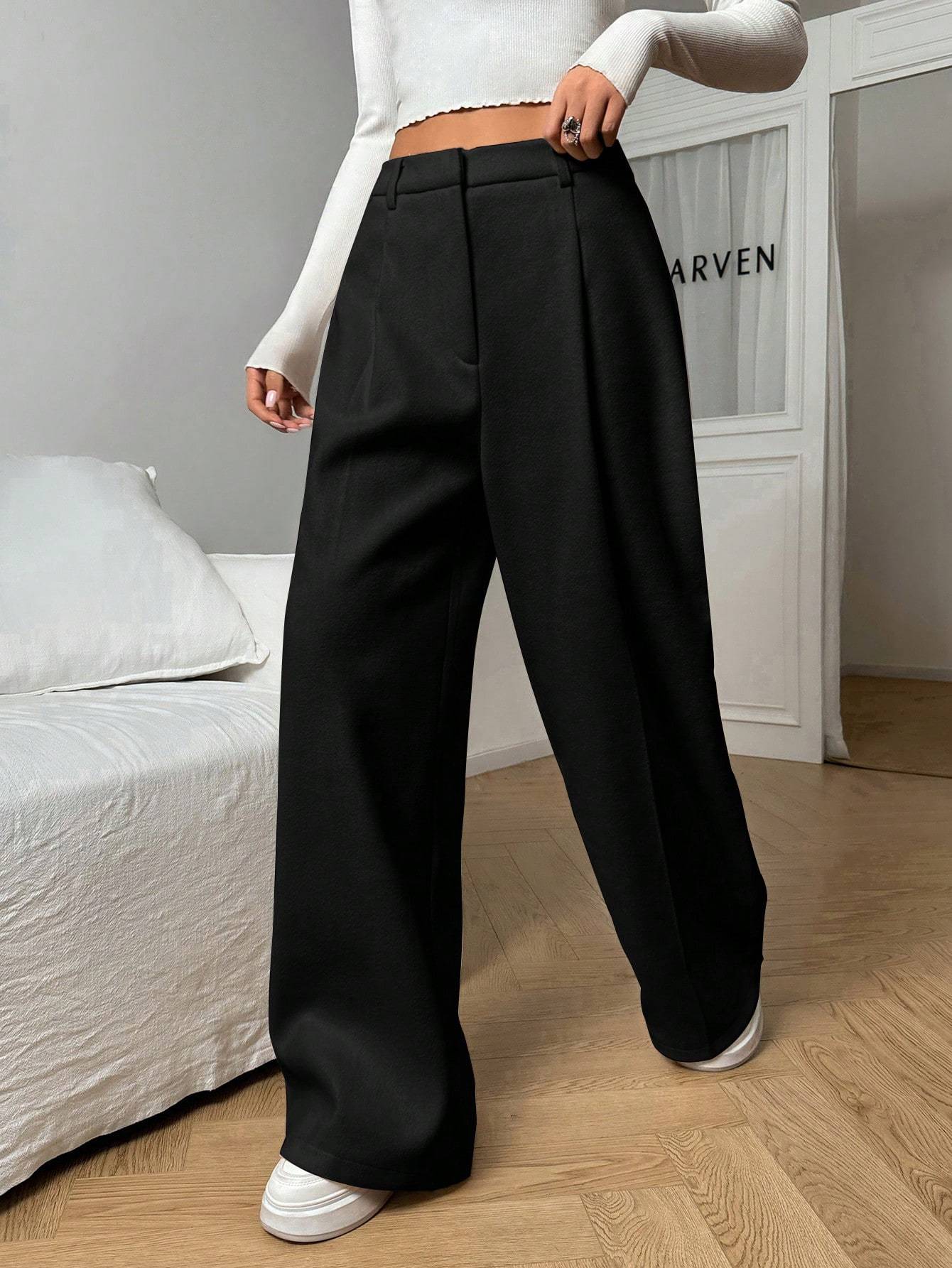 High-Waist Pleated Trousers – Wide-Leg Black Office Chic